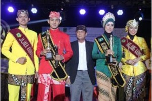 Mojang Jajaka Kuningan 2015 berfoto persama Kadisparbud Kuningan, Drs. Teddy Suminar seusai kegiatan berlangsung.